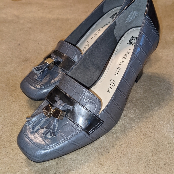 Anne Klein IFlex Gray Heels with Tassles - Picture 5 of 12
